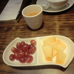 Empire City Roasted Duck  - お通しの葡萄とマンゴー