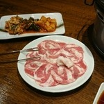 焼肉 まる金屋 - アゴ肉とキムチ盛り合わせ