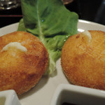 炭火焼酒亭ローリンストーン - 加藤さんの超カニクリームコロッケ　ズームアップ