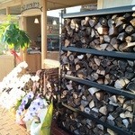 ピッツェリアベアトリーチェ - ピザ窯の薪もオブジェ感覚☆