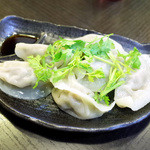 手作りのパクチー入り水餃子(450円)