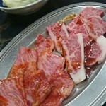 大平楽焼肉店 - ロースとカルビ。