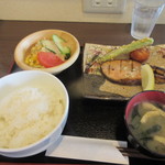 ビバーチェ食堂 - 
             日替わりの焼き魚定食は７００円でした、普通の和食の定食だったんでちょっと安心。
            