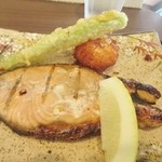 ビバーチェ食堂 - この日の焼き魚は鮭の塩麹漬け、クリームコロッケといんげんの天ぷらが添えられてました。
            
            