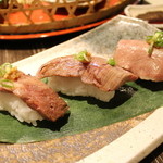 焼肉屋 かねちゃん 至粋亭 - 和牛炙り寿司 一貫400円　奥から和牛タン、和牛ロース、和牛サガリ