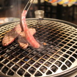 焼肉屋 かねちゃん 至粋亭 - 持ち上がるカイノミ