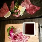 Yakiniku Shou Manen - 牛タン盛り合わせと 熊本産 特選馬刺し