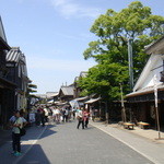 赤福 - ツバメが飛び交うおはらい横丁