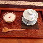 中国茶房 茶趣茶楽 - 杏仁豆腐と烏龍茶