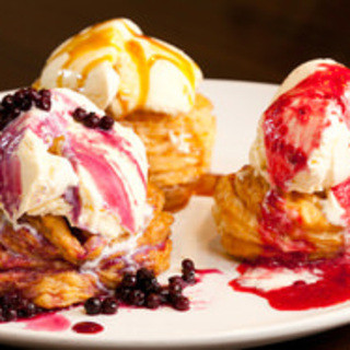 The secret to its popularity is the freshly baked “crispy” pie + rich vanilla ice cream!