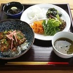 Kaferesutoran Kakuremi No Honyashiki - 【H27.5.21】とんとろ丼定食１０００円（税込）。