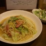 Bisutoro Kapuriche - 春キャベツとベーコンの塩味仕立てスパゲティー、サラダ飲み物付き１０００円(税込)