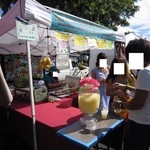 Dina’s Garden/Thai Treats Etc - 2013年の外観(蛇口付きガラス製のジャー)