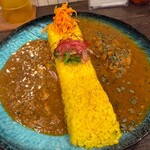 スパイシーカリーハウス半月 - 料理写真:半月(2種盛り(チキンカレー、牡蠣キーマ))