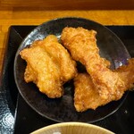雷ラーメン - 揚げたての唐揚げ、最高