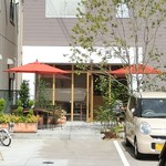 百物語珈琲 - オープンカフェも気持ち良さそう♪　店前に数台分の駐車スペース。