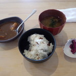 カレーなど食べ放題です