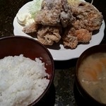 Tao - 若鶏の唐揚げ定食８８０円。