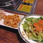 Yondonno sakaba - ランチについてくる野菜サラダとお惣菜も魅力です♪