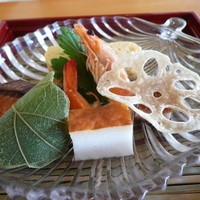 京懐石 美濃吉 横浜ランドマークプラザ店 - 上段：出汁巻玉子、焼魚、焼かまぼこ、鶏照焼、海老、柏餅、花れんこん