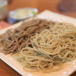 おおもり - 「たべくらべ」1,200円　せいろと挽きぐるみの田舎そばの2種類を食べ比べ