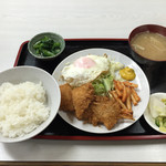 七福 - ボリューム満点 串カツと魚フライ盛合せ
      半ライス650円