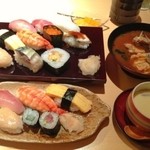 磯寿司 - 【2015年5月22日】にぎり寿司1.5人前です。魚のアラ赤だしと茶碗むし、デザート(フルーツ)がついています。