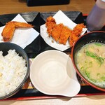 資さんうどん - 料理写真:チキンカツ単品 265円
中ライス 226円
貝汁 250円
手羽先 1本165円