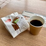 コープベーカリー - 料理写真:熟旨ビーフカレーパン203円、ホットコーヒー151円