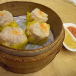 易牙居點心坊 - 蟹より海老の食感が目立つ、蟹黄蝦焼賣4個70元