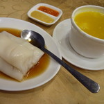 易牙居點心坊 - 海老入りのトゥルンとした生地に醤油風タレ蝦仁腸粉3本100元、海鮮南瓜スープ110元