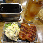 くし家串猿 - ハムカツとポテトサラダのセット、ウーロンハイです。