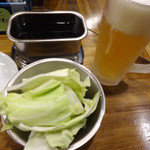 くし家串猿 - お通しのキャベツと生ビールです。