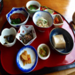 Choufuuan - 手打ちそば定食と、山菜おこわ定食の料理です。麩、胡麻豆腐などの季節の料理です。