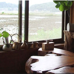 Choufuuan - 独特のテーブルや心が和む田園風景を見ながら、食事をして、ゆっくりくつろぐことができます。