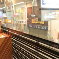 グリル プランチャ - 窓から商店街が見降ろせます。 '15 4月上旬