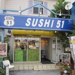 SUSHI 51 - 綺麗な外観です。