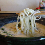 とりそば ささ - 白湯麺旬菜載せの麺アップ
