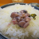 天ぷら だるま - 先にご飯と味噌汁がカウンターに到着したんで先ずはご飯をパクリ。
            