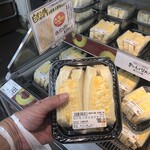 西友 - 料理写真:白いたっぷり玉子サンド、たっぷりすぎる