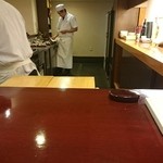 旬彩天 つちや - カウンター越しの調理場