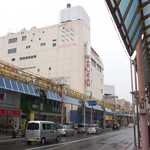 マルカンデパート大食堂 - 商店街の駐車場側から、マルカンデパートの雄姿を見る。みんなで利用し、良き昭和を後世に残そう！