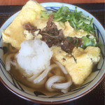 丸亀製麺 - だし玉肉うどん：少し玉子を崩して肉を出した所