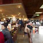 マルカンデパート大食堂 - 700人を収容可能な巨大食堂。ほぼ全てのテーブルにお客さんが座る人気ぶり