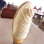 長く伸びたテール部分も、ここでしか見られない造形美。すごい重量感だ