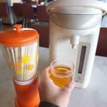 マルカンデパート大食堂 - ポットからは温かいお茶が出る。割り箸ケースも年代もので、雰囲気抜群