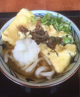 Marugameseimen - だし玉肉うどん：少し玉子を崩して肉を出した所