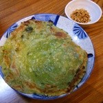 居酒屋 兀突骨 - 台湾屋台風　ホウレン草を練り込んだチヂミのようなもの　バター風味のクラッシュ・ガーリック添え