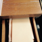 L’AS - テーブルに内蔵されたこの引き出しに食器、メニュー、ナプキンが収納されてます