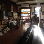 カウンター席に朝日が差し込みます･･･